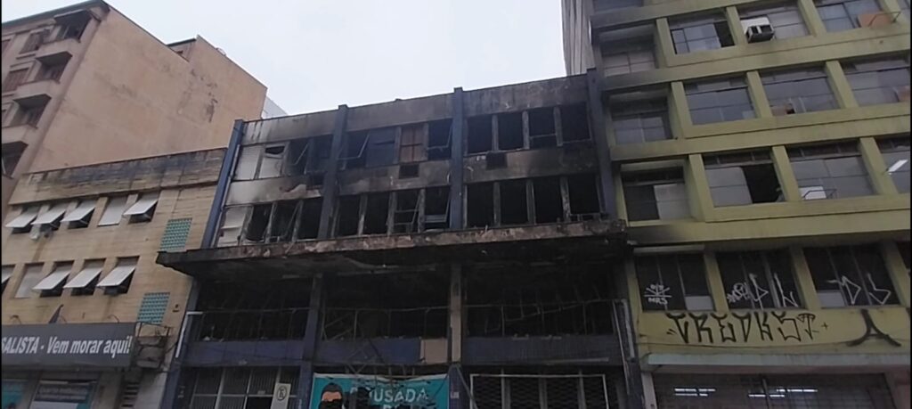 Incêndio deixa 10 mortos e 11 feridos em Porto Alegre