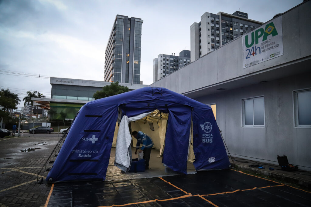 Porto Alegre instala hospital de campanha para vítimas das enchentes