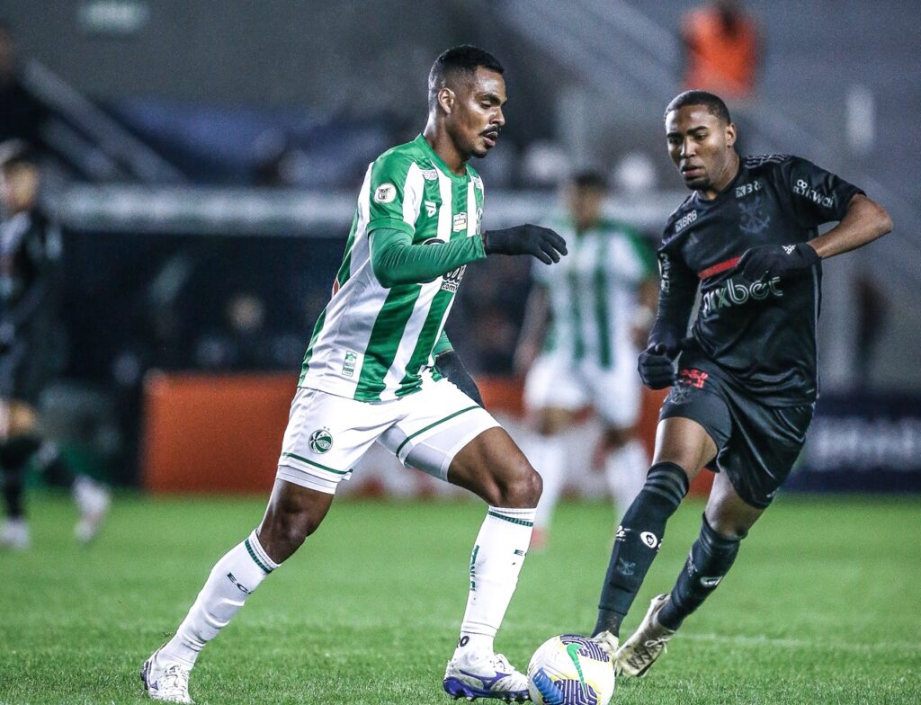 Caíque exalta o futebol gaúcho após vitória contra o Flamengo