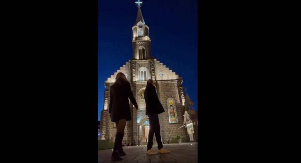 Badalo de sino da igreja do Centro de Gramado se rompe; jornalista da Masper TV gravou o momento