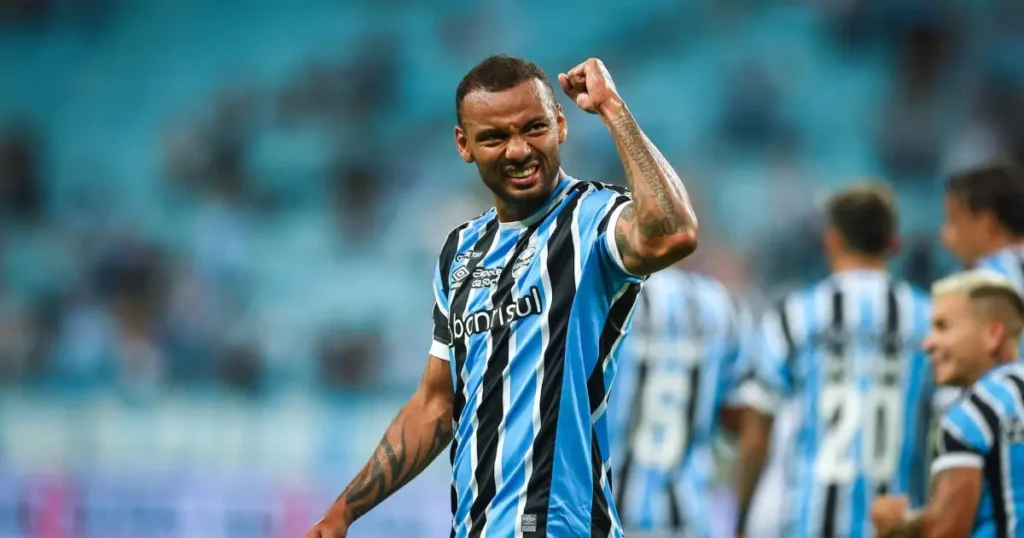 Com mudanças do goleiro ao centroavante, Grêmio enfrente o Flamengo no Maracanã