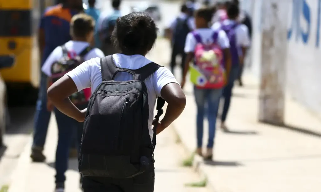 Mochila Cheia: Governo do RS lança campanha para doação de livros e materiais escolares