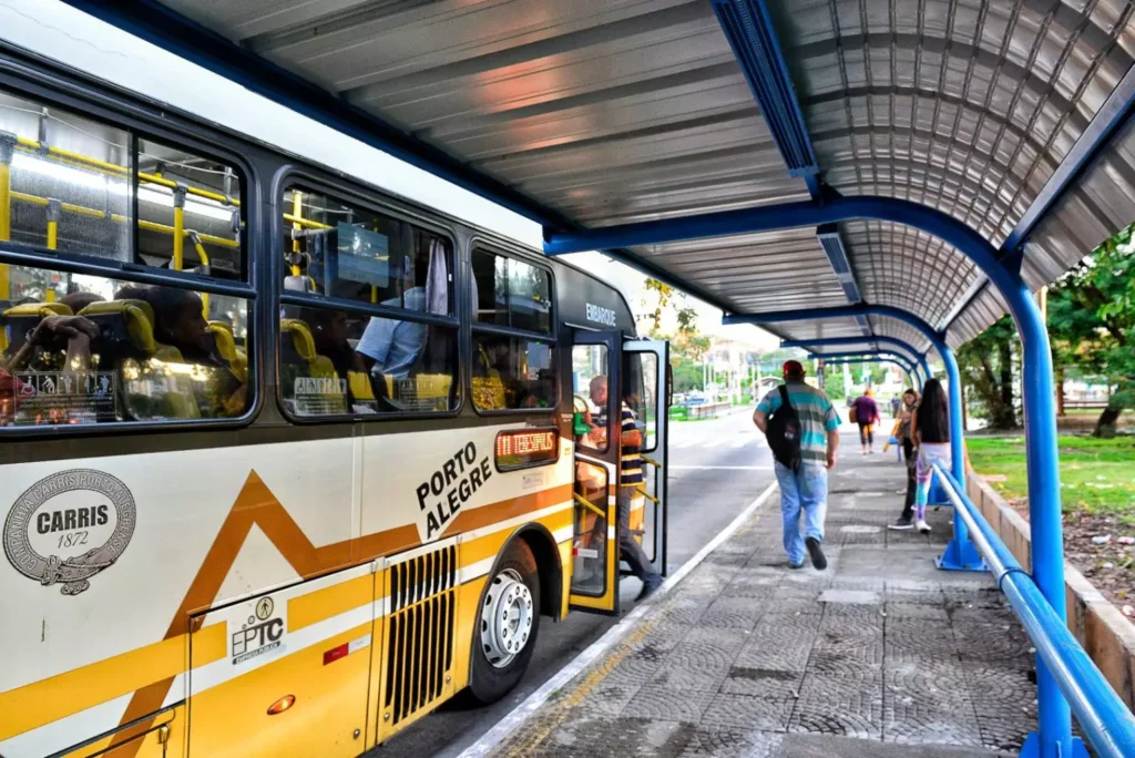 Linha T1 de Porto Alegre começará a operar sem cobrador nesta quarta-feira