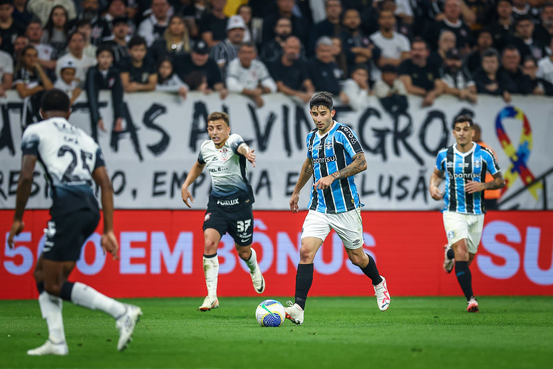 Grêmio empata contra o Corinthians em jogo polêmico da arbitragem