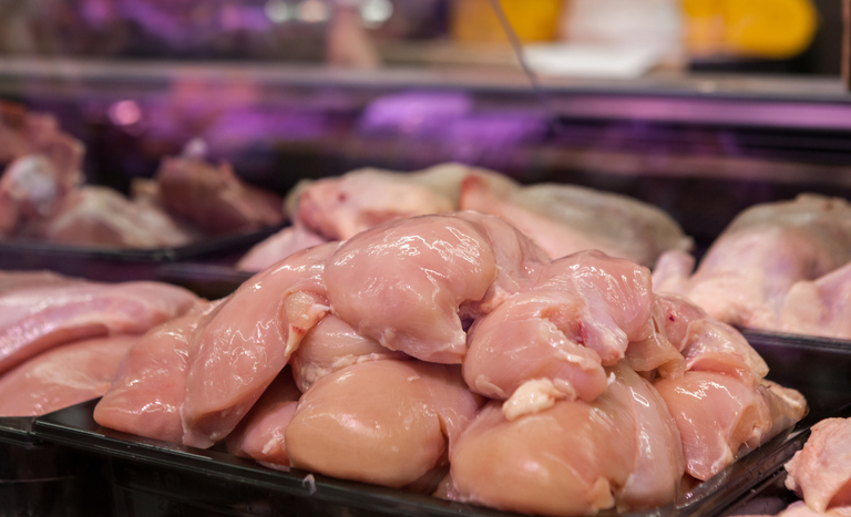 Brasil revisa exportações de carne de frango após surto de doença no RS