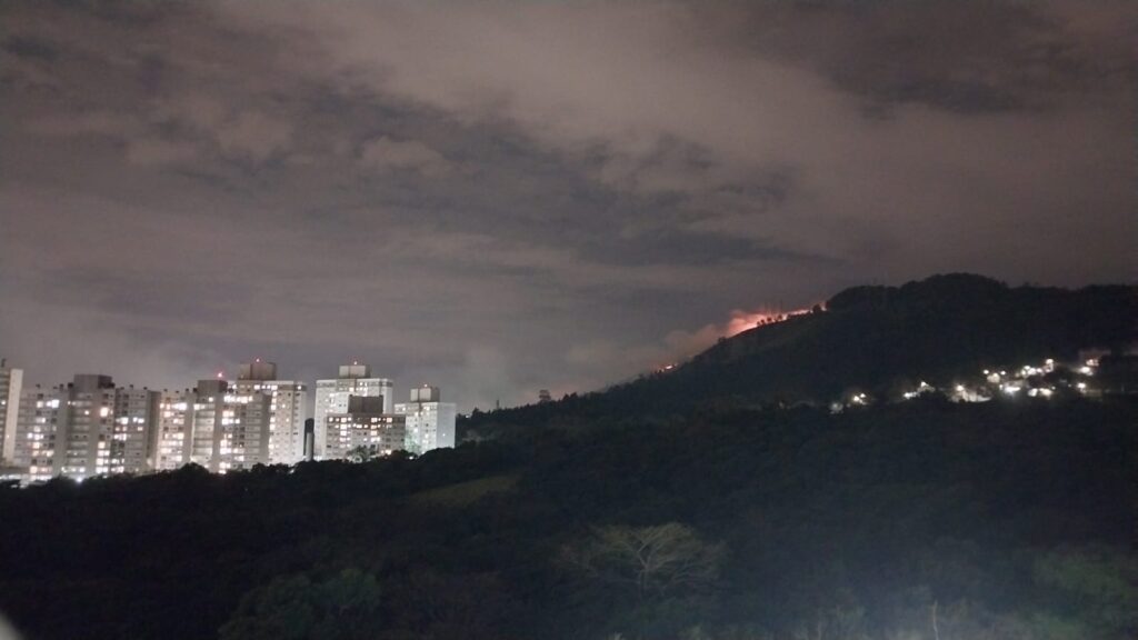 Incêndio atinge vegetação no Morro Santana