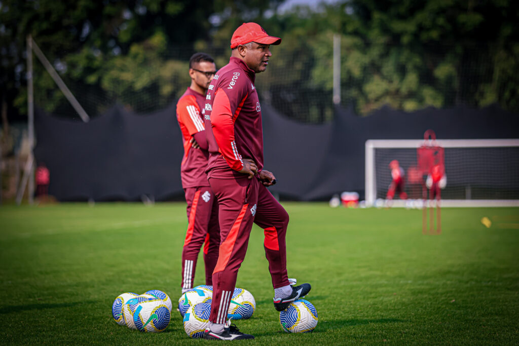 Com retorno de meia titular, Roger prepara time para encarar o Atlético-GO