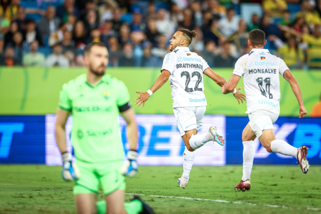 Braithwaite marca um contra, dois a favor e Grêmio vence o Cuiabá