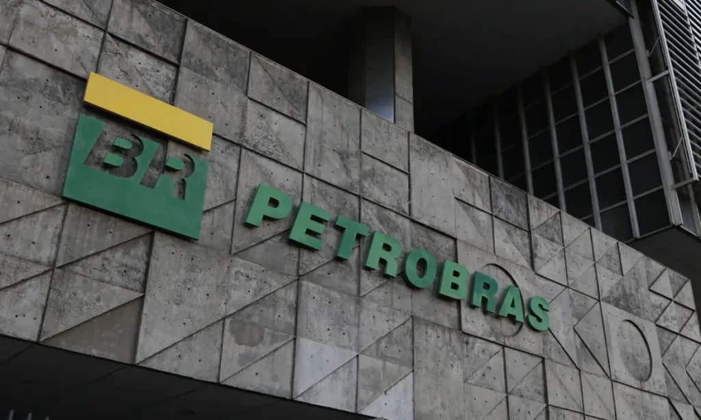 Petrobras fecha trimestre com prejuízo; especialista analisa a situação