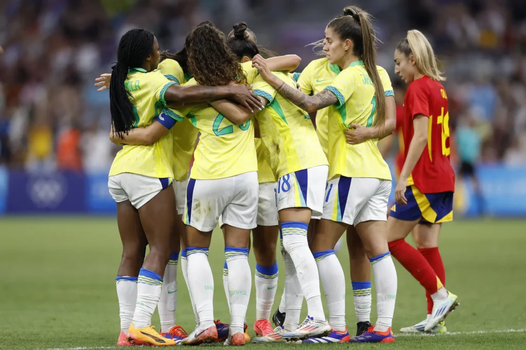 Brasil goleia Espanha e garante vaga na final do futebol feminino