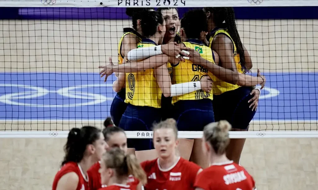 Seleção feminina de vôlei vence Polônia por 3 a 0 e avança às quartas com 100% de aproveitamento