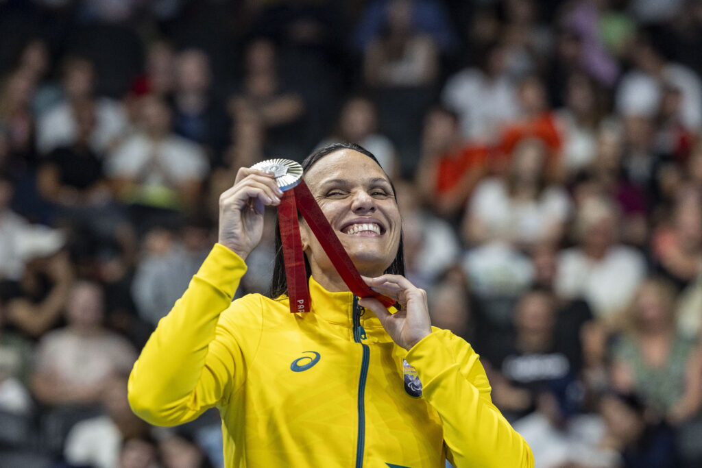 Recepção triunfal: Carol Santiago retorna ao Brasil após brilhar em Paris