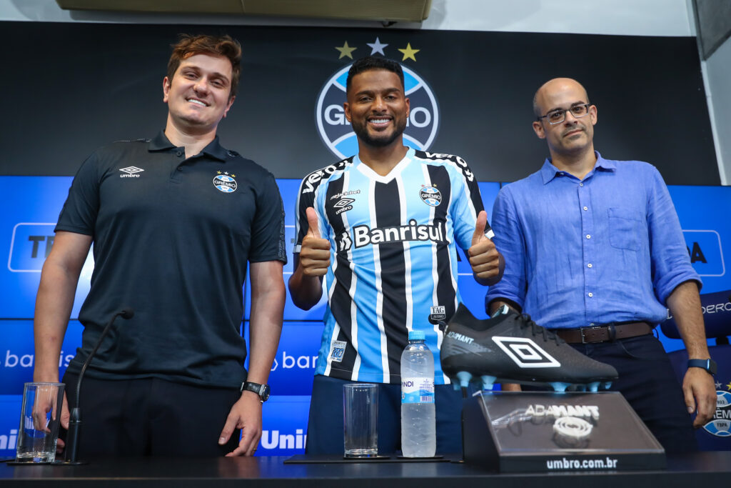 GRÊMIO VENCE FLAMENGO E SE AFASTA DO Z4