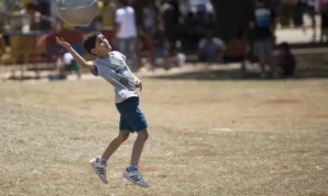 Praticar esportes na infância e adolescência proporciona benefícios permanentes ao coração, aponta estudo