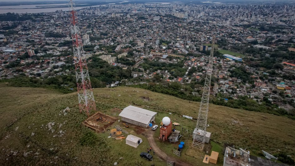 Imagem aérea do Morro da Polícia, em Porto Alegre, mostrando o novo equipamento meteorológico instalado.