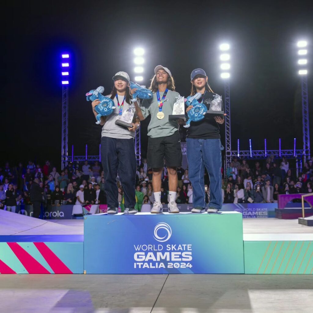 Rayssa Leal no pódio do campeonato mundial de skate, em Roma. Em segundo e terceiro lugar as japonesas Momiji Nishiya e Miyu Ito