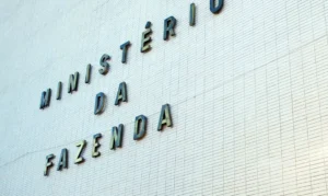 A Desoneração da Folha e o Caminho para a Oneração Total: Um Retrocesso para a Competitividade e Emprego no Brasil