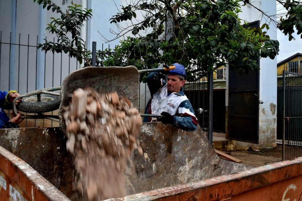 Dmae realiza limpeza na rede de drenagem em toda Porto Alegre