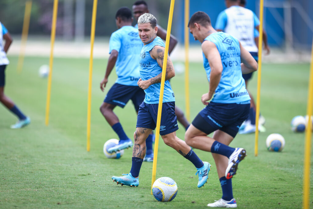 GRÊMIO ENFRENTA PALMEIRAS COM REPETIÇÃO DE TIME SEM CAMISA 10