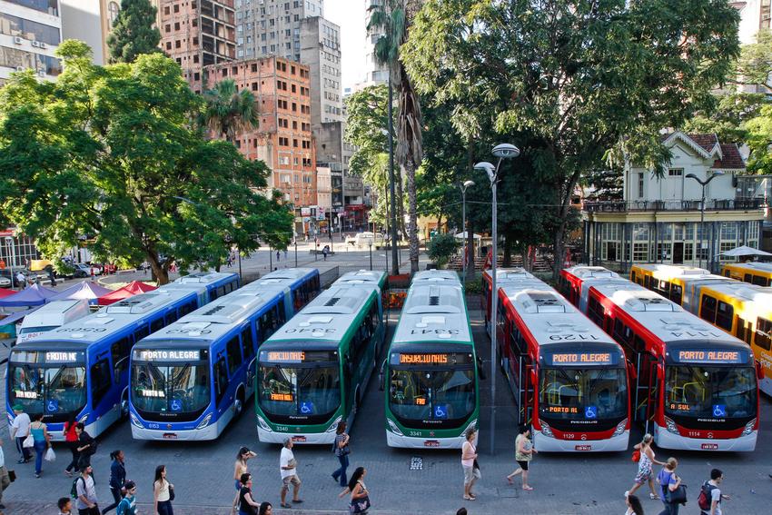 Greve dos ônibus afeta ao menos 100 mil pessoas nesta segunda (16)