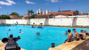 Piscinas municipais são uma opção de lazer nos finais de semana do verão