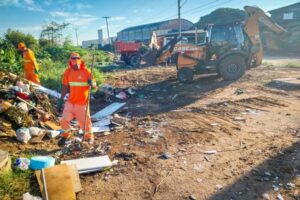 DMLU retira 30 toneladas de resíduos em limpeza no Sarandi